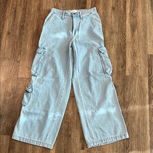 Universal thread light wash utility jeans